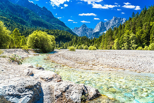 Landschaftlicher Alpenfluss von Pisnica in Kranjska Blick von Gora, Landschaft der Julischen Alpen in Slowenien