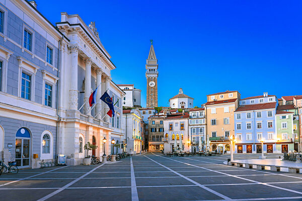 Abendansicht des Hauptplatzes von Piran, Adriaregion in Slowenien