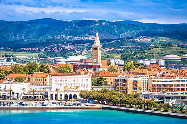 Panoramablick auf die Stadt Koper an der Adriaküste, Küstenlinie von Slowenien
