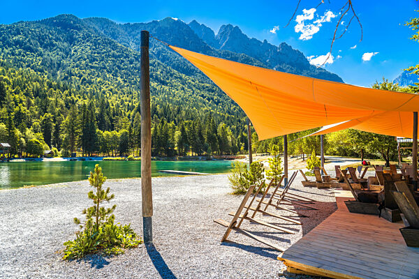 Landschaft Jasna See in Kranjska Gora Café und Sonnenschirm türkis Blick, Landschaft der Julischen Alpen in Slowenien