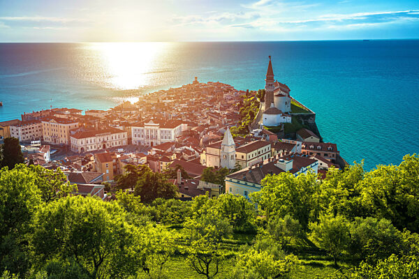Stadt Piran an der Adriaküste mit Blick auf den Sonnenuntergang, Küste von Slowenien