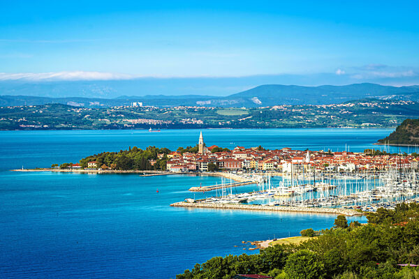 Panoramablick auf die Stadt Izola an der AdriakÃ_ste, KÃ_stenlinie von Slowenien