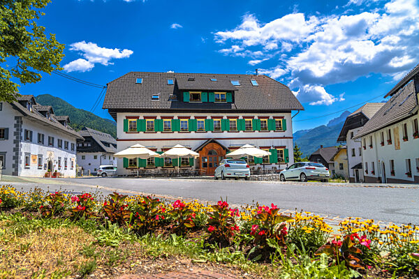 Alpendorf Podkoren Hauptplatzansicht, Die Julischen Alpen von Slowenien