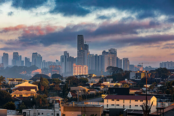 Stadtbild bei Sonnenuntergang in Curitiba, der Hauptstadt und größten Stadt des Bundesstaates Parana in Brasilien.