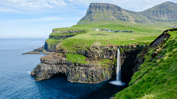 Atemberaubender Wasserfall Mulafossur, der bei Gasadalur auf den Färöern in den Atlantik stürzt