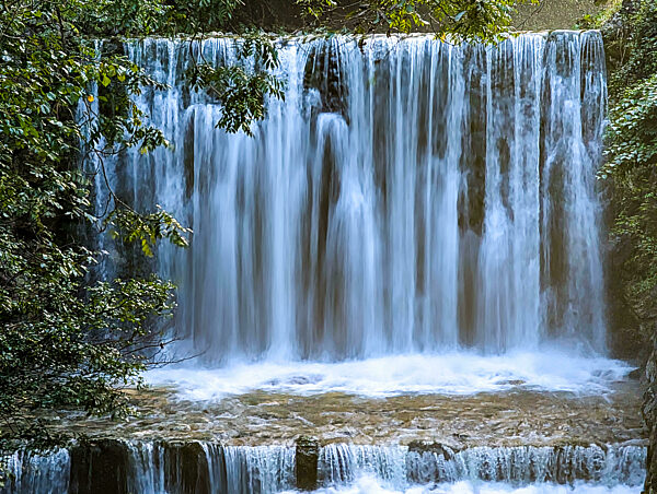 Ein Wasserfall auf der Wanderung zu den Ribnica-WasserfÃ_llen im Triglav-Nationalpark in Slowenien