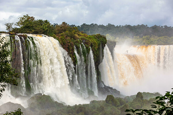 Die mÃ_chtigen Iguazu-WasserfÃ_lle, einer der beeindruckendsten WasserfÃ_lle der Welt. Brasilien Seite. Landschaft in der brasilianischen Wildnis.