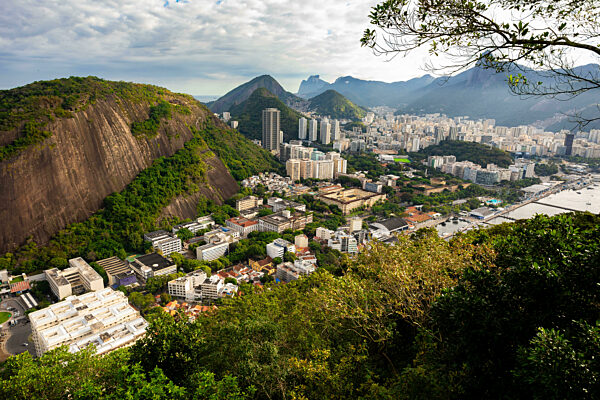 Panoramablick vom Pao de Acucar auf Rio de Janeiro, Brasilien.