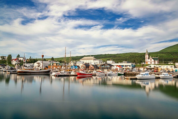 Blick auf das malerische Stadtzentrum und den Hafen von Husavik in Nordisland