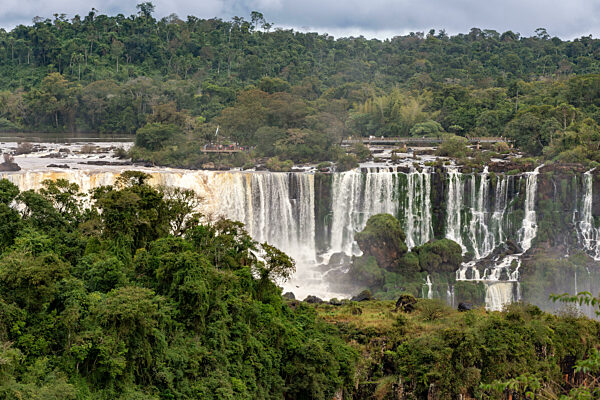 Die mächtigen Iguazu-Wasserfälle, einer der beeindruckendsten Wasserfälle der Welt. Brasilien Seite. Landschaft in der brasilianischen Wildnis.