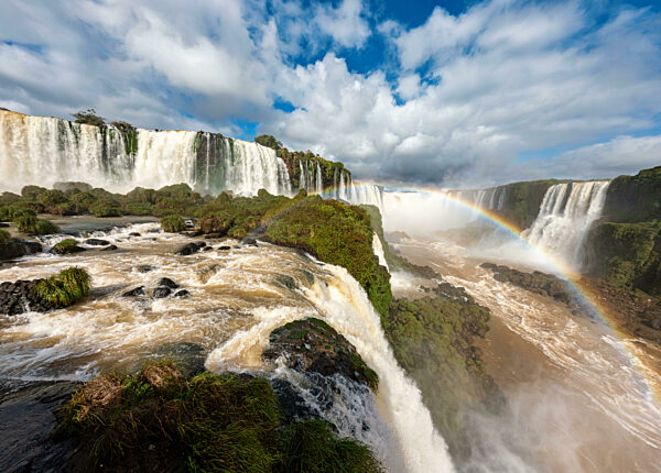 Die mächtigen Iguazu-Wasserfälle, einer der beeindruckendsten Wasserfälle der Welt. Brasilien Seite. Landschaft in der brasilianischen Wildnis.