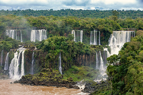 Die mächtigen Iguazu-Wasserfälle, einer der beeindruckendsten Wasserfälle der Welt. Brasilien Seite. Landschaft in der brasilianischen Wildnis.
