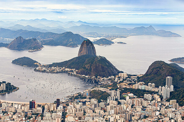 Blick vom Cristo Redentor auf das Stadtbild von Rio de Janeiro. brasilien.
