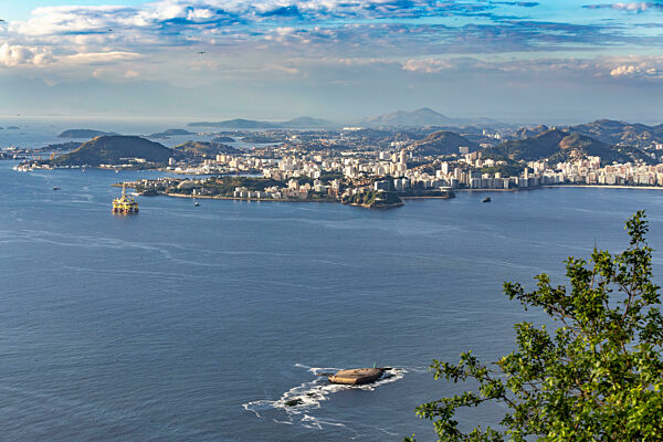 Guanabara-Bucht, mit der Stadt Niteroi, Brasilien.