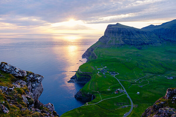 Majestätischer Sonnenuntergang über der Steilküste der Färöer Inseln