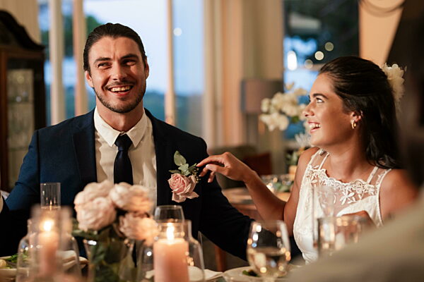 Braut und Bräutigam lachen beim eleganten Hochzeitsempfang zusammen. Feier, Romantik, Paar, Glück, Liebe, Ereignis