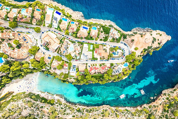 Insel Mallorca. Luftaufnahme des malerischen Strandes Cala Pi in der Schlucht