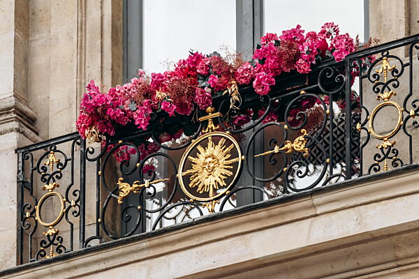 Paris, Frankreich - 7. September 2025: Fassade und Fenster der Schiaparelli-Boutique mit Blumen am Place Vendôme