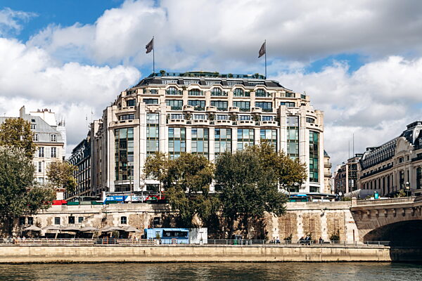 Paris, Frankreich - 10. September 2025: Das Kaufhaus Samaritaine von der Seine aus gesehen unter blauem Himmel.