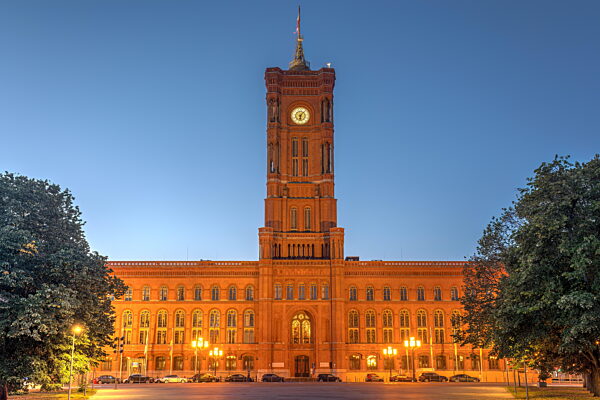Das Berliner Rathaus im Morgengrauen
