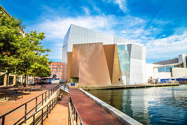 Blick auf das Theatergebäude am Hafen von Boston
