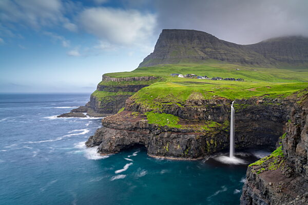 Blick auf den berühmten Mulafossur-Wasserfall auf der Insel Vagar auf den Färöer-Inseln