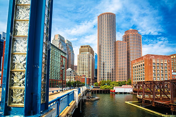 Boston, MA. Blick auf den Hafen von Boston und die Skyline der Stadt