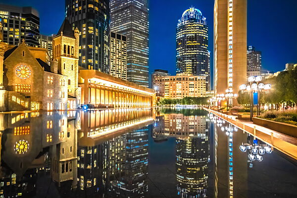 Boston, MA. Reflecting Pool an der Christian Science Plaza in Boston Abendansicht
