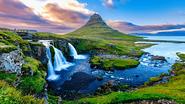 Majestätische kirkjufell Berg und Wasserfall bei Sonnenaufgang in icelands malerischen Landschaft