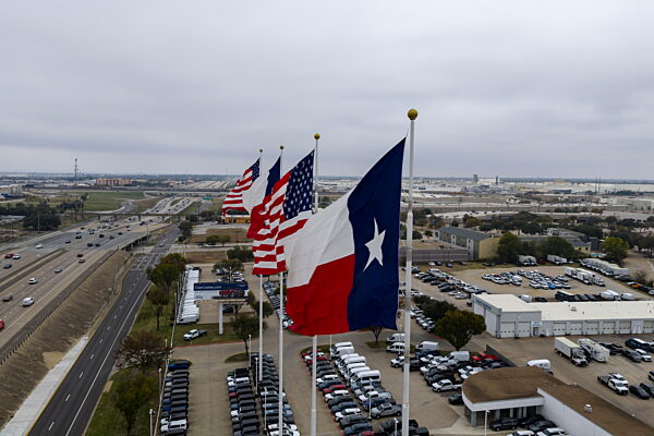 Luftaufnahme der amerikanischen und texanischen Flaggen, die stolz im Wind wehen