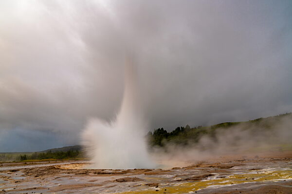 Langzeitbelichtung des Geysirs Strokkur in Island bei seinem Ausbruch