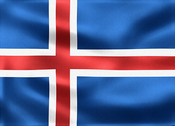 Die isländische Flagge weht im Wind, das blau-rot-weiße nationale Symbol Islands