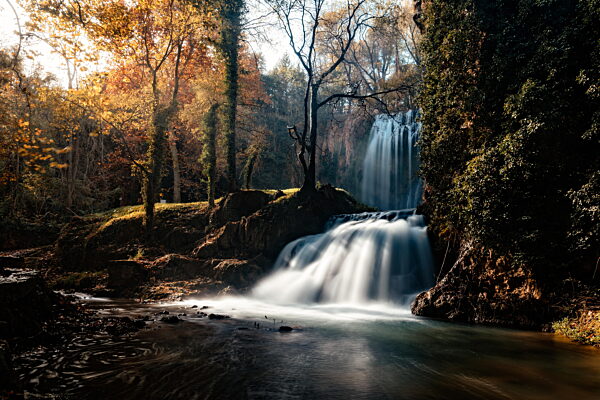 Herbstlicher Wasserfall im Monasterio de Piedra Zaragoza Spanien