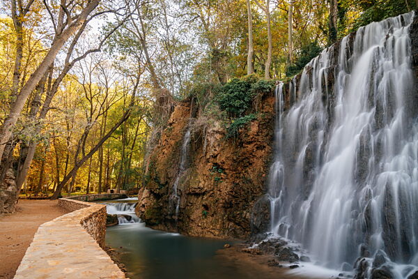 Ein malerischer Wasserfall, der in einen ruhigen Pool im Monasterio de Piedra, Spanien, stürzt