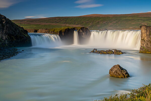 Landschaftsansicht des idyllischen Godafoss-Wasserfalls in Nordisland