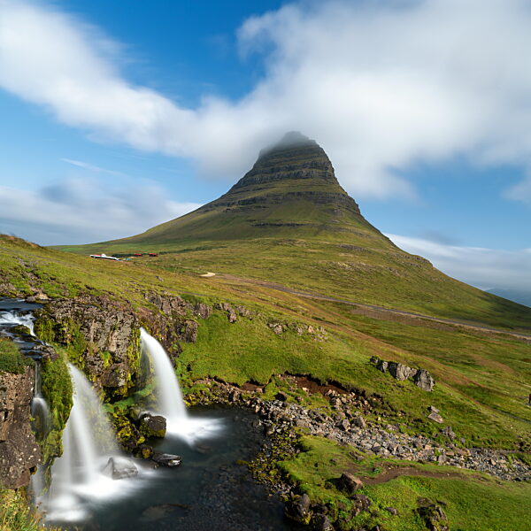 Blick auf den malerischen Wasserfall Kirkjufellsfoss auf der Halbinsel Snaefellsnes im Westen Islands