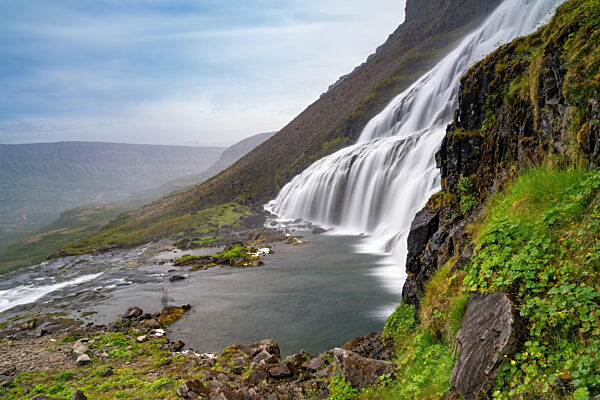 Seitenansicht des oberen Dynjandi-Wasserfalls in den Westfjorden von Island