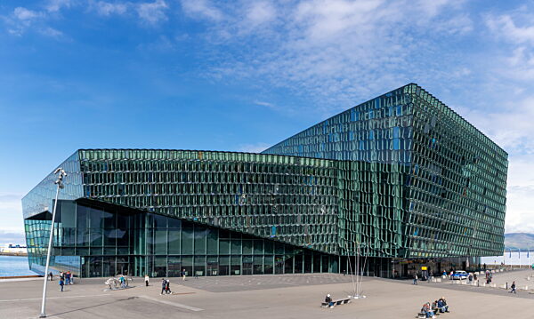 Blick auf die moderne Konzerthalle und das Konferenzzentrum Harpa in der Innenstadt von Reykjavik