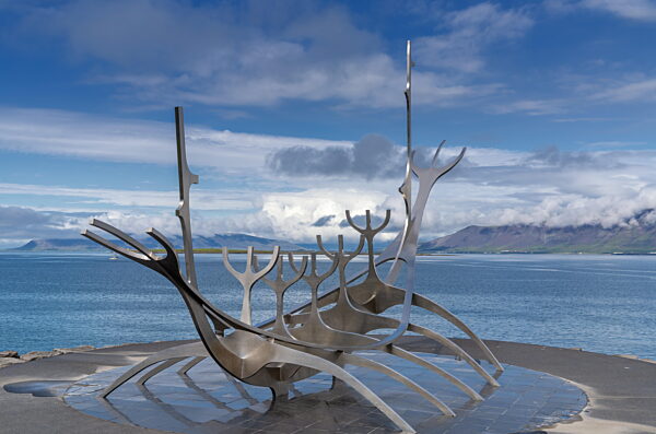 Blick auf die Skulptur Sun Voyager, das Wahrzeichen der Stadt Reykjavik, direkt am Wasser