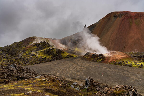 Blick auf den Vulkan Brennisteinsalda und das geothermische Gebiet in der Region Landmannalaugar in Zentralisland