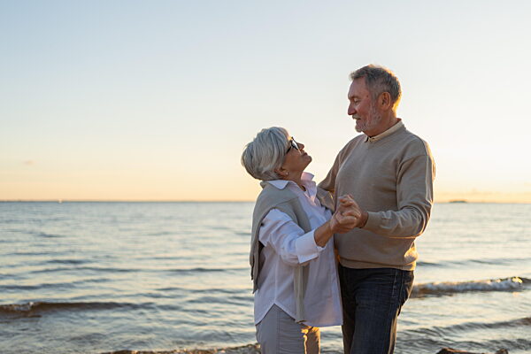 In Bewegung bleiben. Romantische Senior reifen Paar tanzen zusammen am Strand im Freien Erholung. Glücklich lächelnd Familie im Ruhestand Mann Frau Mann Frau mit Spaß genießen die Zeit zusammen. Familie Moment Liebe Pflege.
