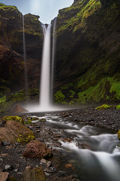 Blick auf den malerischen Wasserfall Kvernufoss im Süden Islands bei Skogar