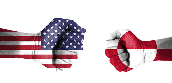Dies ist ein zusammengesetztes Bild der grönländischen und der amerikanischen Flagge, wobei die amerikanische Flagge eine Faust zeigt. Es symbolisiert die Beziehung zwischen den Vereinigten Staaten und Grönland. Die Vereinigten Staaten (insbesondere die