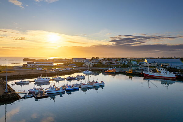 Blick auf den Yachthafen und Fischereihafen von Hofn im Süden Islands bei Sonnenuntergang