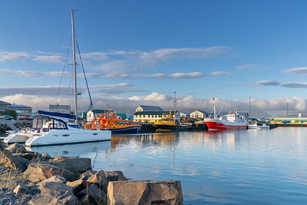 Blick auf den Yachthafen und Fischereihafen von Hofn im Süden Islands bei Sonnenuntergang