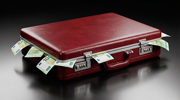 Ein Koffer voller Geld (Euroscheine)