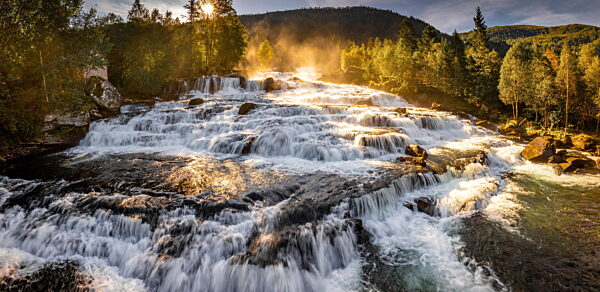Blick auf den breiten Wasserfall Vallestadfossen im Südwesten Norwegens im goldenen Morgenlicht