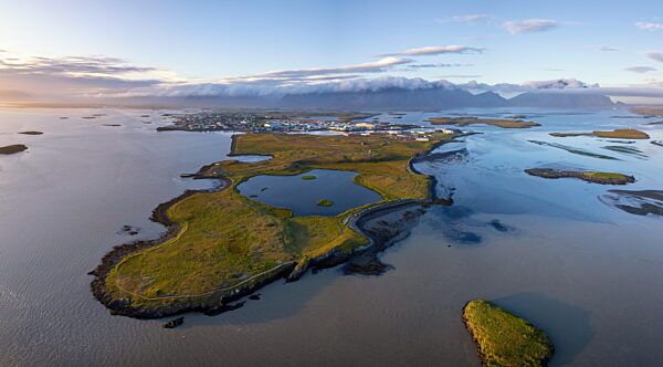 Panorama-Drohnenaufnahme der Stadt und Halbinsel Hofn im Süden Islands bei Sonnenuntergang