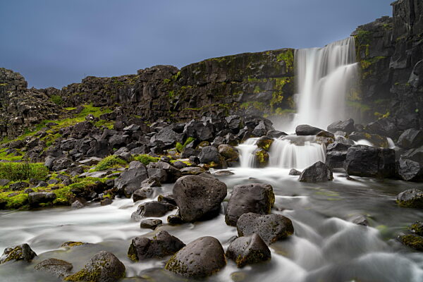 der berühmte Oxararfoss-Wasserfall im Thingvellir-Nationalpark in Island