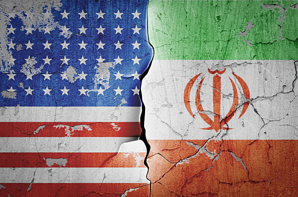 Flagge der Vereinigten Staaten von Amerika und Flagge des Iran an der Wand - Bildmontage